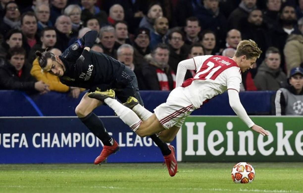 Gareth Bale y Frenkie de Jong disputando el balón durante los primeros minutos del partido. Foto AFP