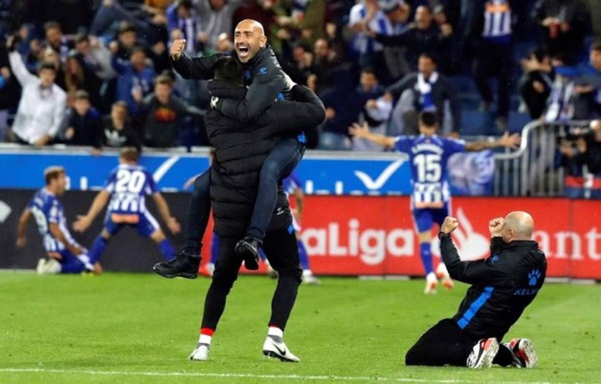 El entrenador del Alavés, Abelardo Fernández, celebra el gol anotado por Manu García ante Real Madrid.