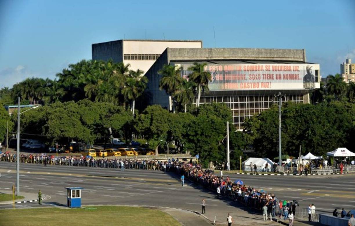 Los cubanos esperaban poder rendir tributo a las cenizas del hombre que gobernó sin concesiones durante 48 años.