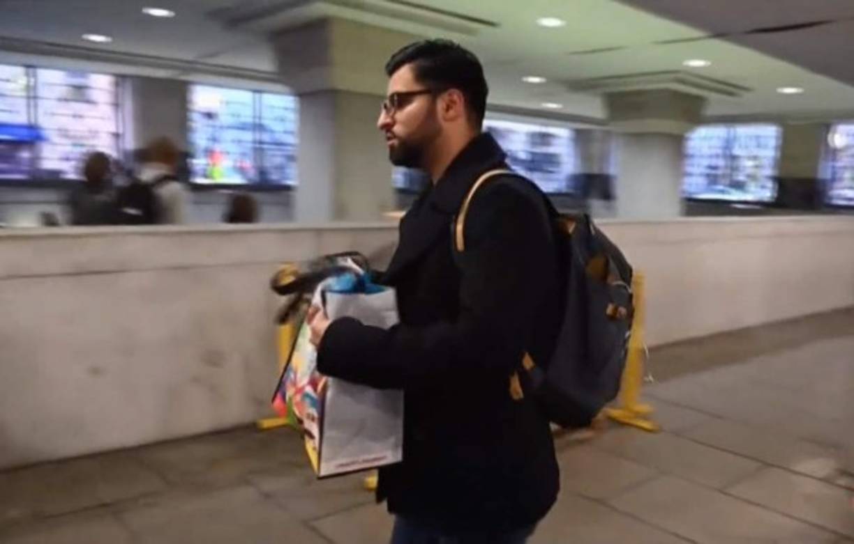 A pesar de que su vida ha cambiado gracias a su esfuerzo y dedicación, él no olvida de dónde viene y por ello comparte de lo que ahora tiene.