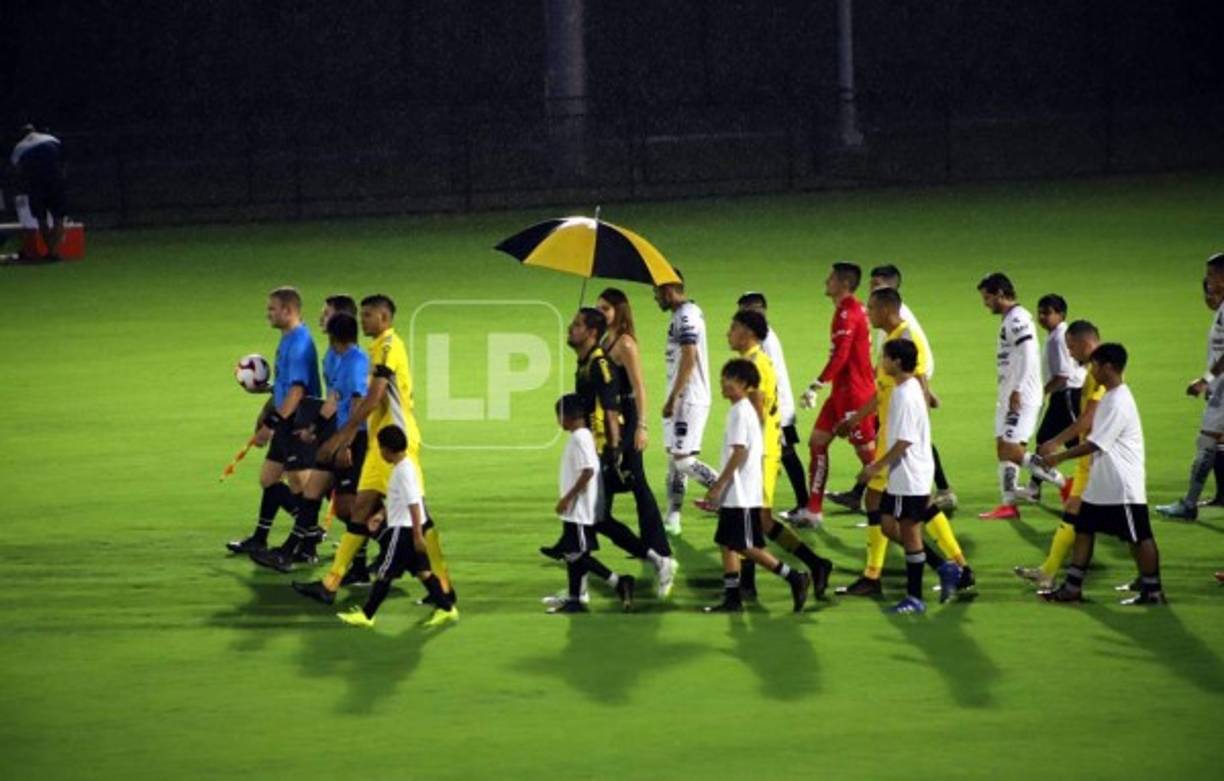 Momento en el que salían los equipos de Real España y Querétaro a la cancha.