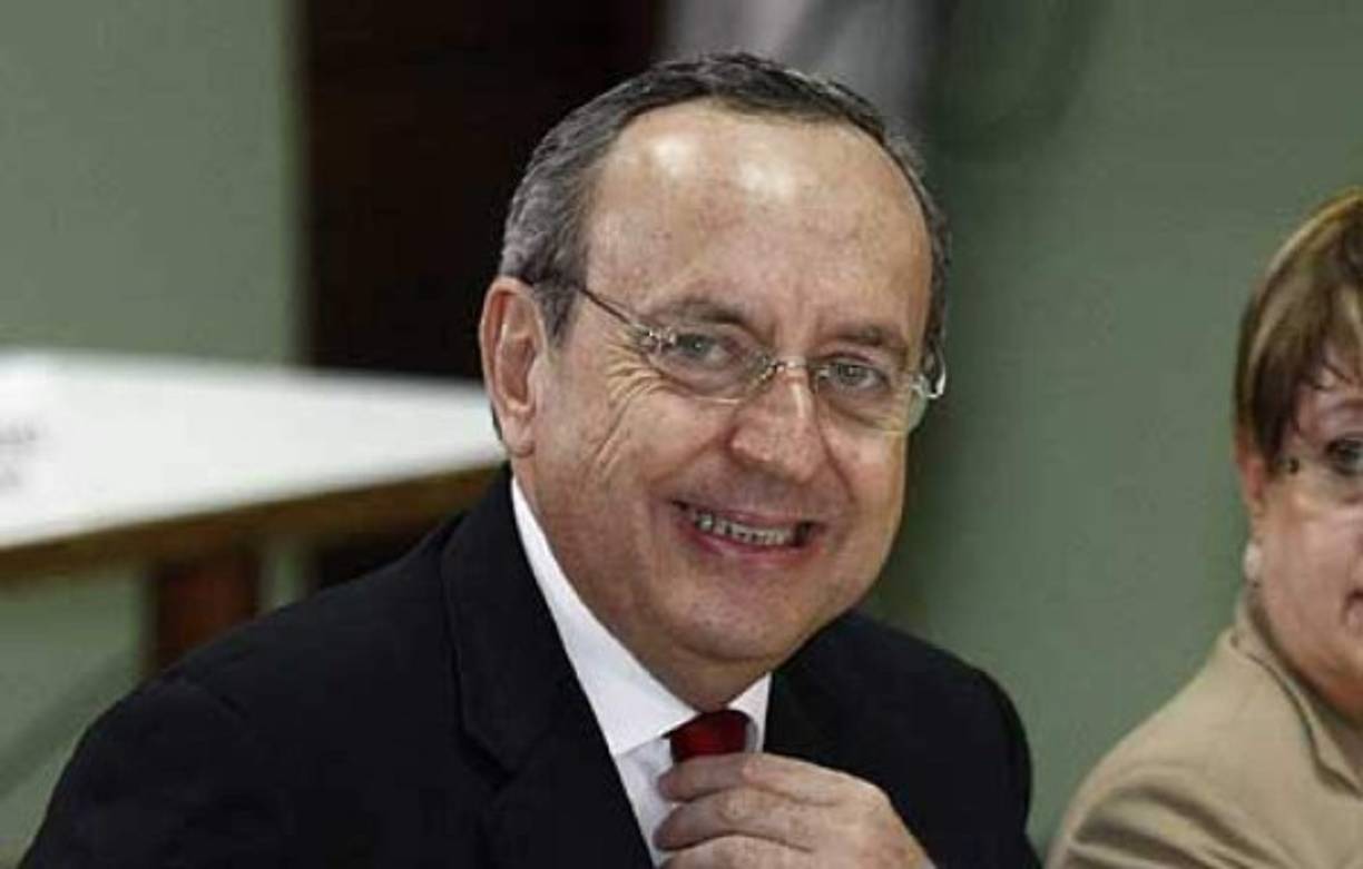 <br/><br/>Rafael Ángel Calderón Fournier es un abogado, empresario y político costarricense. Diputado de la Asamblea Legislativa de 1974 a 1978, ministro de Relaciones Exteriores de 1978 a 1980 y Presidente de Costa Rica de 1990 a 1994 mediante el Partido Unidad Social Cristiana.<br/><br/>Cinco años después de que estallara en la prensa el escándalo y tras diez meses de juicio por corrupción, un tribunal penal de Costa Rica condenó a prisión, por primera vez en la historia del país, a un ex presidente: Rafael Ángel Calderón Fournier.<br/><br/>El 3 de noviembre de 2008 empezó el juicio en contra del expresidente. Calderón fue condenado a cinco años de prisión el 5 de octubre de 2009.