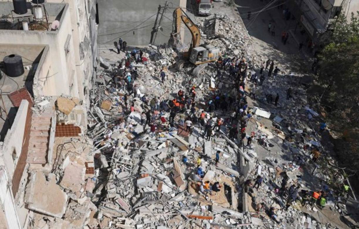 En Gaza, el balance de fallecidos no dejaba de aumentar mientras los rescatistas se esforzaban por sacar los cuerpos de entre los escombros, ante la mirada horrorizada de los familiares.