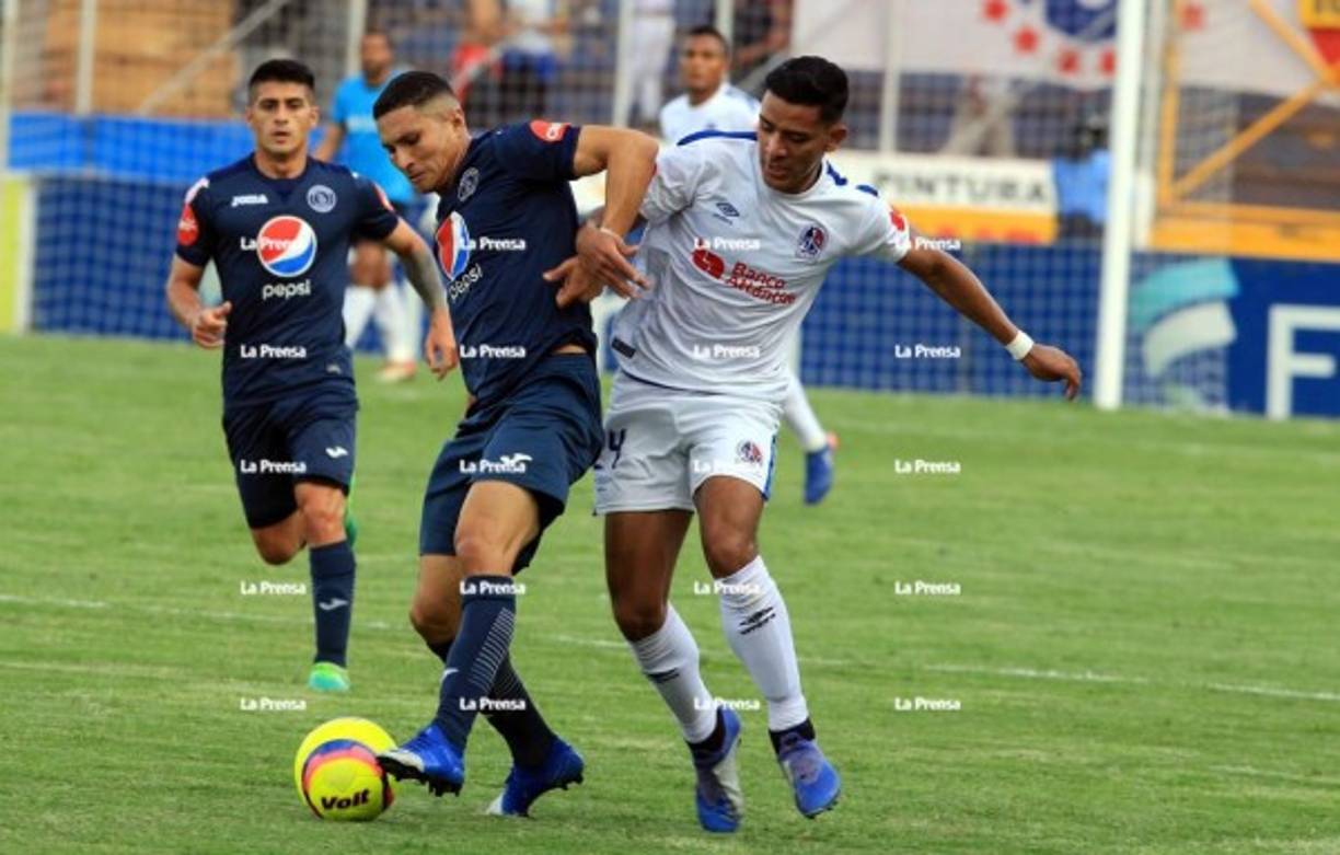 Duelo por el balón entre Héctor Castellanos y Alejandro Reyes.