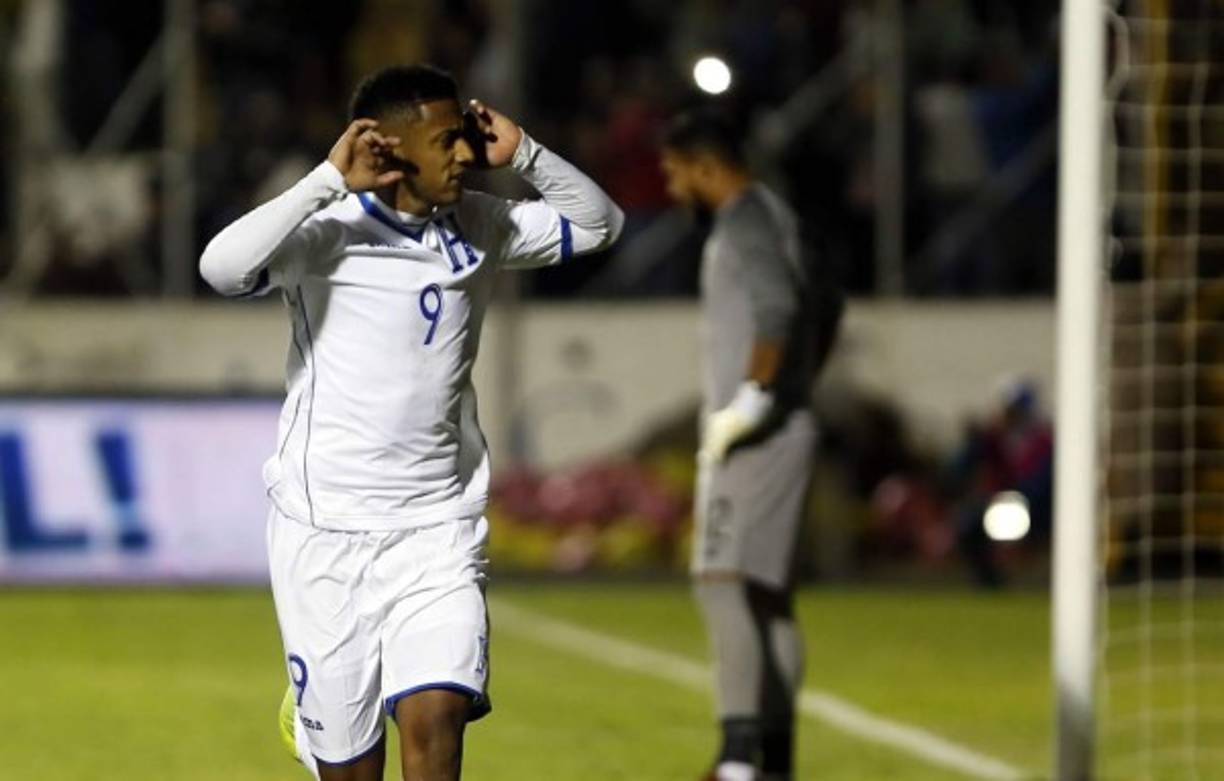 'Choco' Lozano se tapó los oídos en su celebración por las críticas que recibe por parte de la afición hondureña.