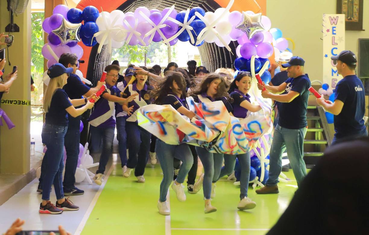 En su ingreso al escenario principal, el confeti y los aplausos se apoderaron del evento. 