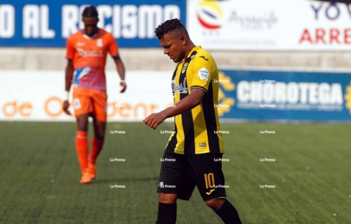 Mario Martínez, cabizbajo por la derrota. El zurdo no pudo hacer nada y salió abucheado por sus propios aficionados.