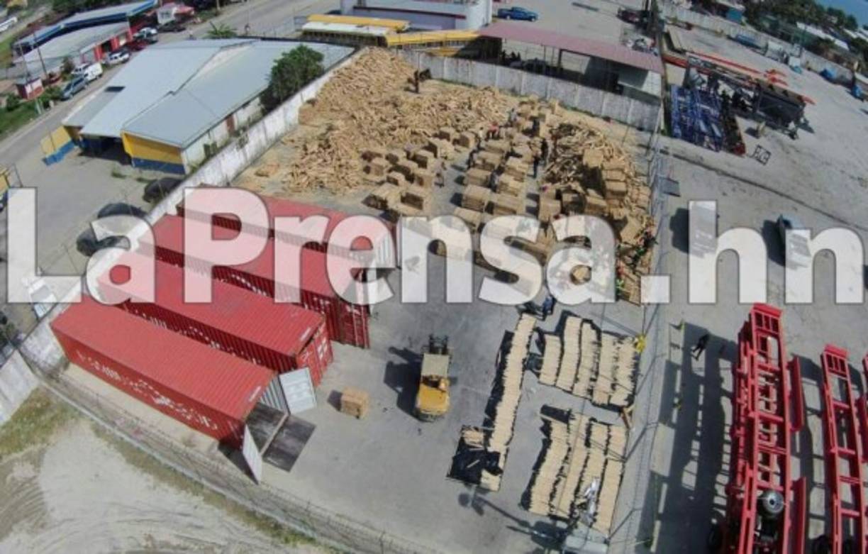 Hasta el momento personal de Medicina Forense, fiscales y elementos de la Policía siguen revisando los primeros cuatro contenedores detectados ayer.