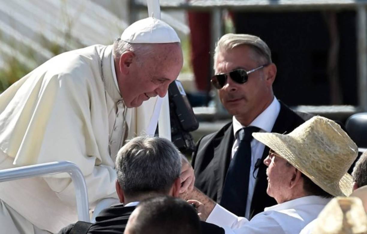 El papa Francisco culminó sus misas en Cuba exaltando las 'casas de misión' en la isla ante la 'escasez de templos y sacerdotes'.