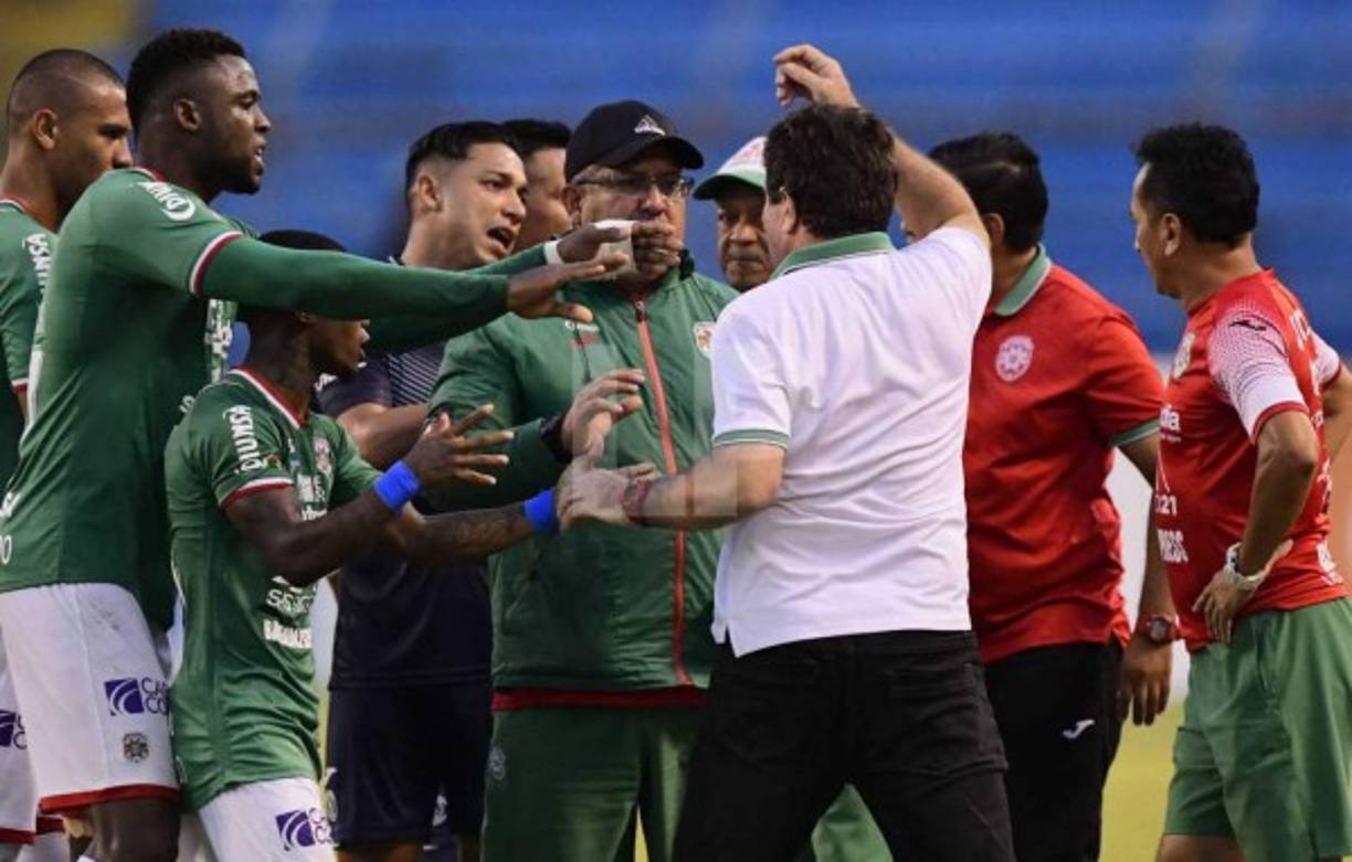 El entrenador Héctor Vargas se fue expulsado en la derrota del Marathón vs Motagua en el inicio de la pentagonal y perdió la cabeza al extremo de tener que ser controlado por sus propios jugadores. Fotos Edwin Romero y Yoseph Amaya.