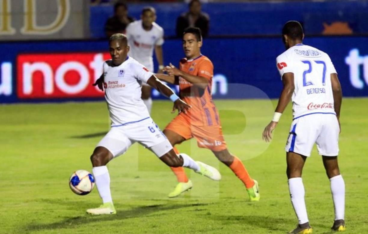 Brayan Beckeles marcó el 2-0 del Olimpia con este remate de zurda.