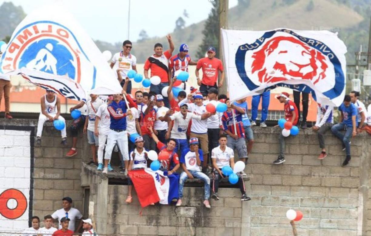 La barra del Olimpia, la Ultra Fiel, llegó a darle el apoyo al Olimpia.