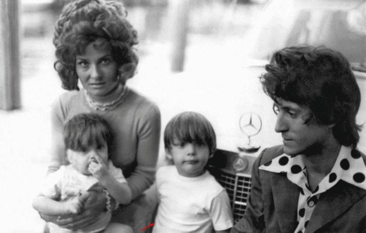 Luis Miguel Gallego Basteri nació el 19 de abril de 1970, fruto de la relación entre el cantautor español Luisito Rey y la actriz italiana Marcela Basteri.