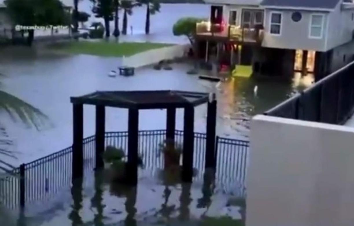 Beta estaba unos 15 kilómetros al este sureste de Victoria y unos 55 kilmetros al oeste de Palacios, ambas ciudades en Texas, según el más reciente boletín del NHC.