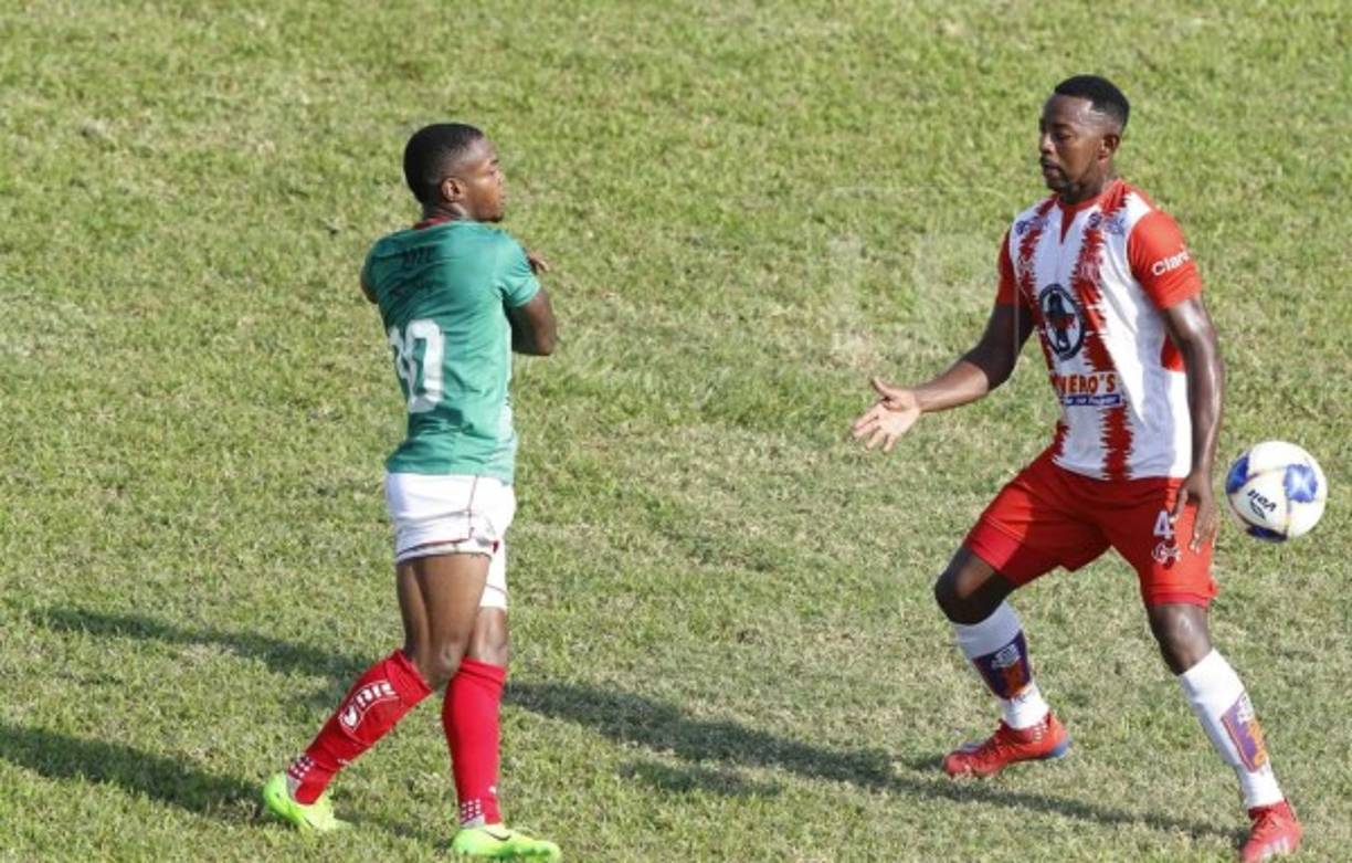 Edwin Solani Solano le lanzó el balón a José David Velásquez Colón y se salvó de ser expulsado por esta agresión.