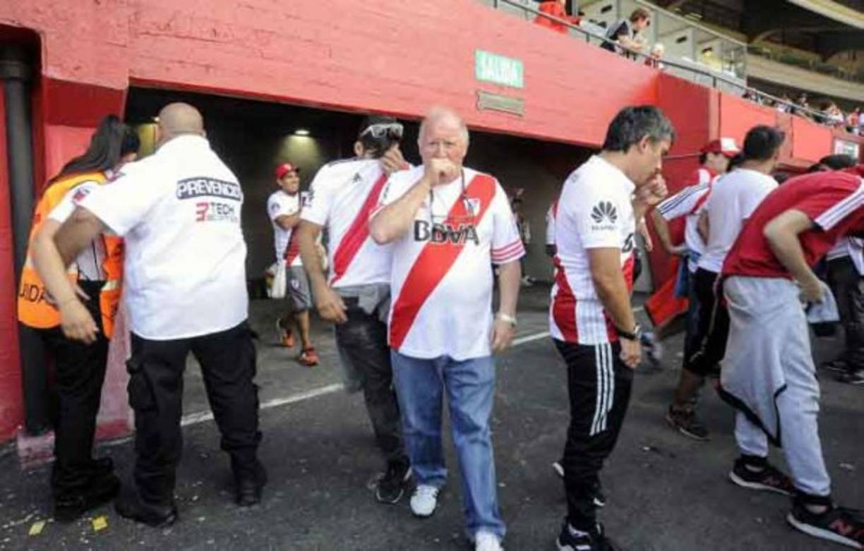 Las personas que estaban ya en el estadio de River también se vieron afectados por el gas pimienta.