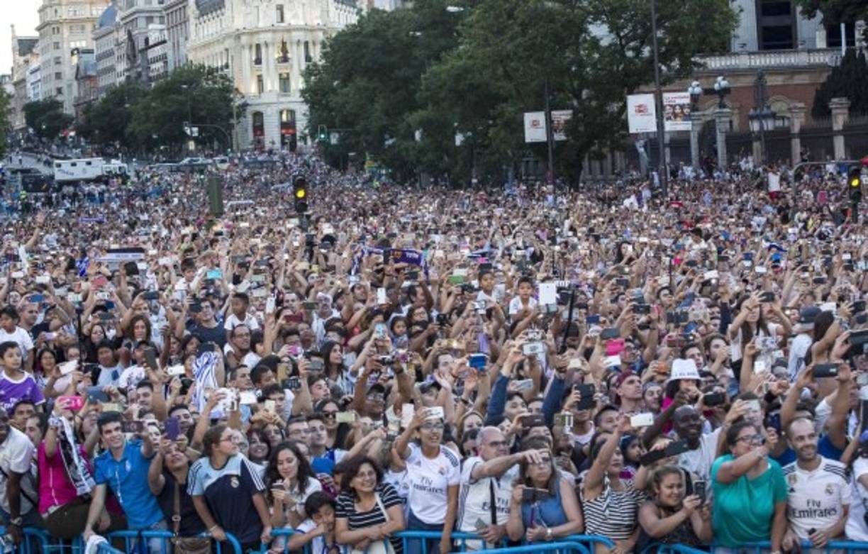 GRA375. MADRID, 04/06/2017.- Aficionados del Real Madrid durante la llegada de los jugadores blancos a la madrileña plaza de Cibeles, para celebrar el titulo de Liga de Campeones. EFE/Santi Donaire.