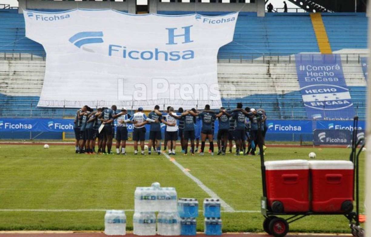 En la Selección no hay tiempo para descansar. La Bicolor se juega este viernes el estar cerca de poder clasificar al Mundial de Rusia. Previo al entrenamiento, se reunieron para orar.