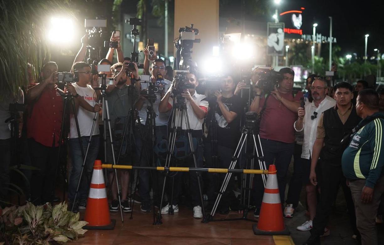 Muchos periodistas también dieron cobertura a la llegada de la selección mexicana al hotel de concentración.