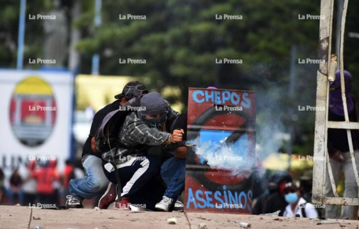 Un grupo de estudiantes se tomaron este día en protesta algunos edificios en las instalaciones de la Universidad Nacional Autónoma de Honduras en Tegucigalpa (Unah) y en la del Valle de Sula (Unah-vs).