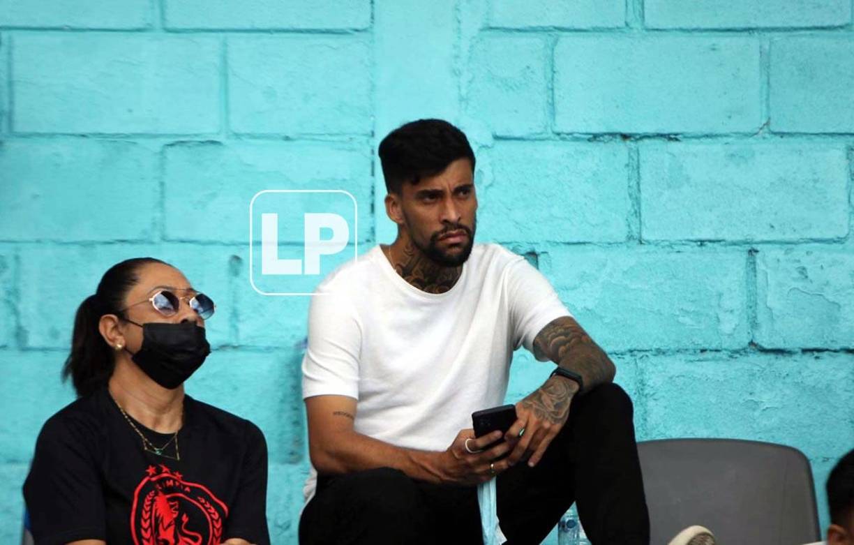 El nuevo fichaje del Olimpia, el lateral izquierdo brasileño Gabriel Araújo Carvalho, llegó por primera vez al estadio Nacional Chelato Uclés.