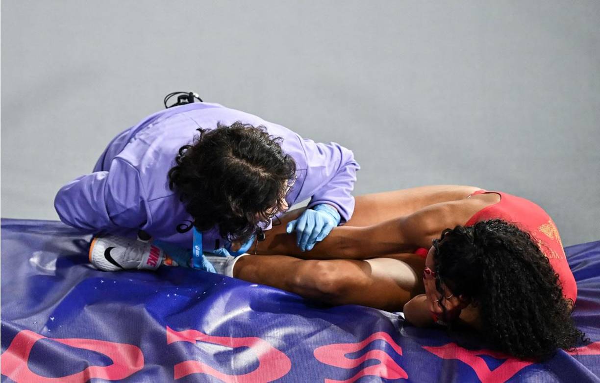 “Por lo que han visto los servicios médicos es rotura completa del tendón de Aquiles. Cuando hablemos con el doctor (Jordi Puigdellivol), que me operó del recto anterior del cuádriceps, que me operó muy bien y tuve una buena recuperación, me operaré y empezaré la rehabilitación”, dijo Vicente, en la zona mixta del Emirates Arena. 