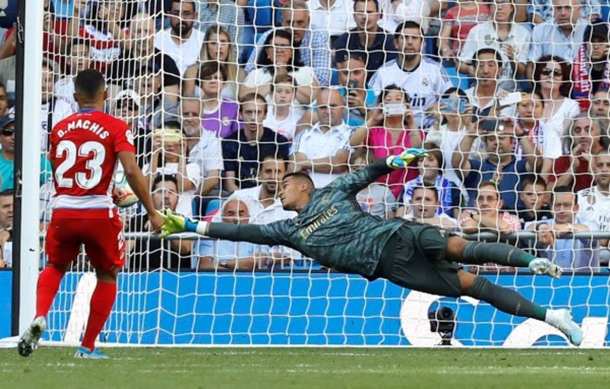 El Granada descontó por el venezolano Darwin Machís y Domingos Duarte. Momento en que Machís ejecutaba el penal tras un blooper de Areola que terminó en la falta de 12 pasos.