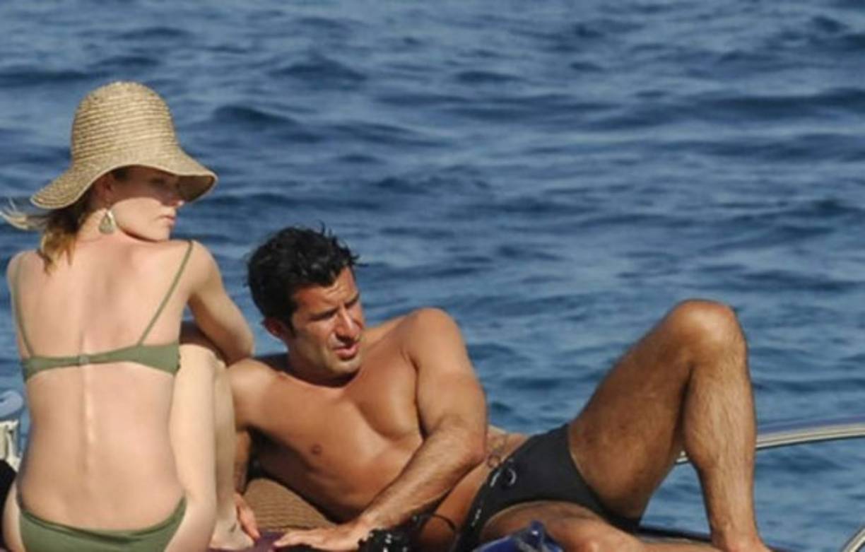 La pareja se conoció desde 1996 en Barcelona cuando el jugador militaba en el club culés, posteriormente pasó al Real Madrid siendo una bomba en ese momento.