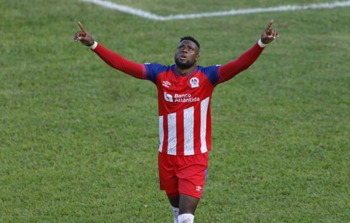 Tras pidir disculpas, Yustin Arboleda celebró así su gol.