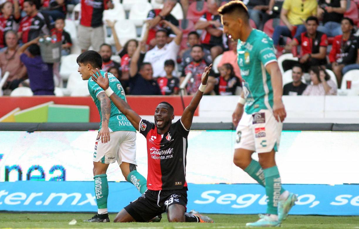 Otro de los abucheados fue Julián Quiñones, quien fue pieza importante en el bicampeonato que lograron hace unos meses y quien no quiso participar en la derrota ante Olimpia.