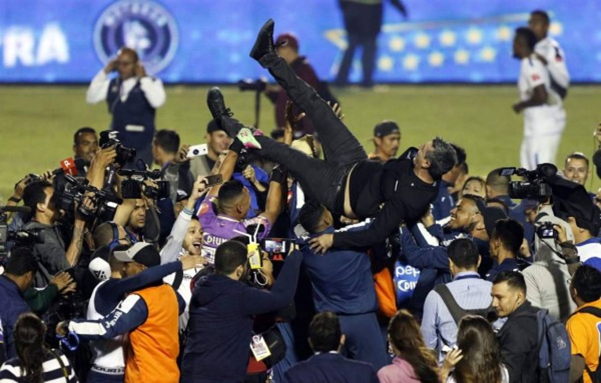 Diego Vázquez es manteado por sus jugadores del Motagua tras coronarse campeones del Torneo Apertura 2018.