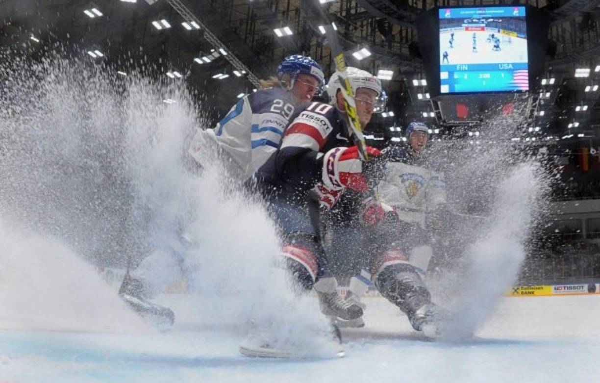 El jugador de Finlandia, Patrik Laine ( izquierda), compite con Jordan Schroeder, de Estados Unidos, en el grupo B en el Campeonato Mundial de 2016. AFP / ALEXANDER NEMENOV