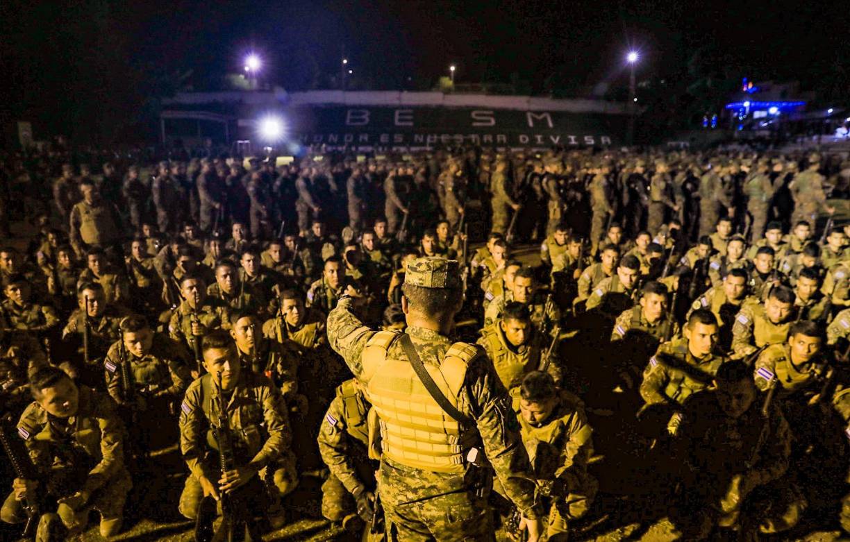 El Salvador se encuentra desde finales de marzo bajo un régimen de excepción, que cumplió 8 meses de vigencia y suspende varios derechos constitucionales, tras una ola de asesinatos que se cobró la vida de más de 80 personas en tres días.