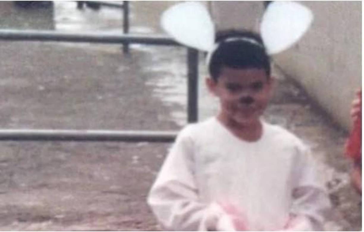 “Bad Bunny” nació por esta foto de cuando era chico, en la que luce disfrazado de conejo y con gestos de enojo en la escuela.