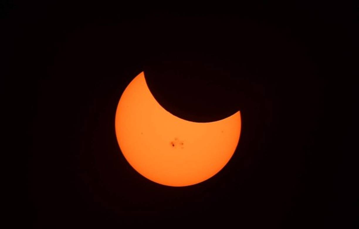 El eclipse solar ocurre cuando la luna, el sol y la tierra se alinean paralelamente a la tierra, y la sombra de la luna oculta los rayos del sol hacia nuestro planeta.
