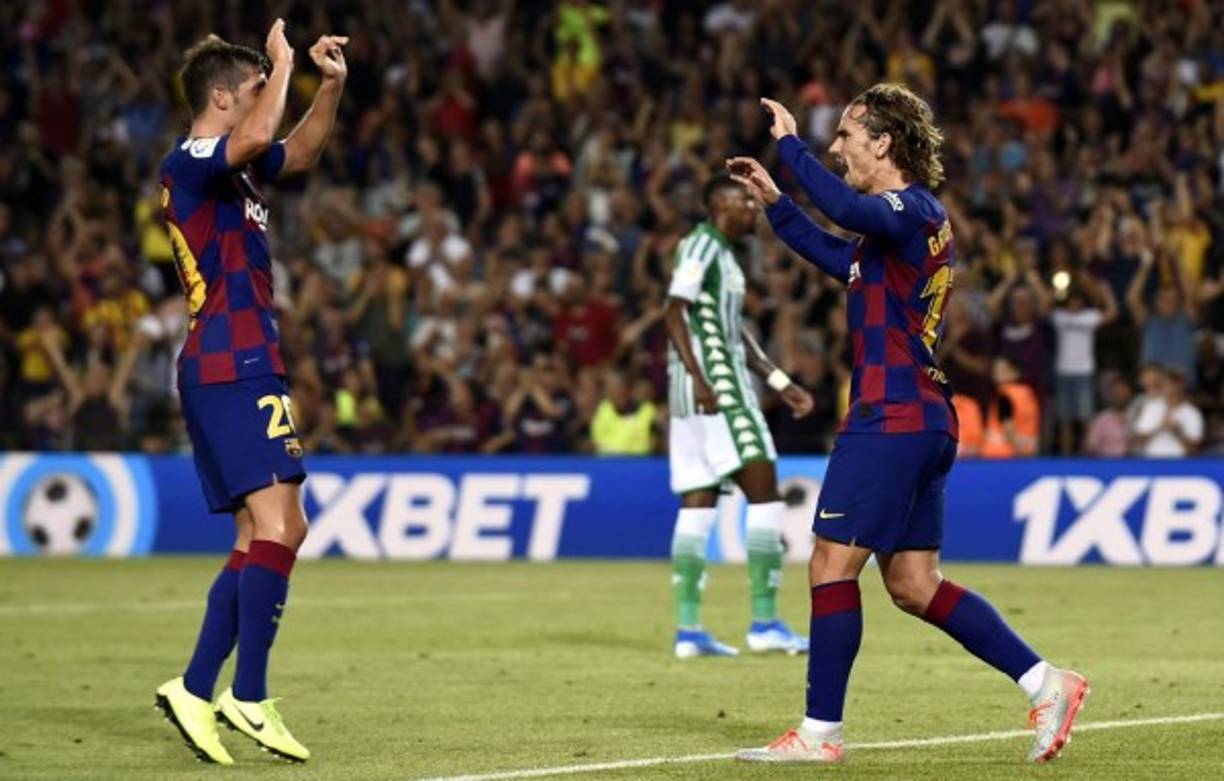 Griezmann celebrando su primer gol con Sergi Roberto, quien le dio la asistencia.