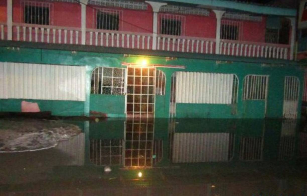 Según pobladores el oleaje en Cedeño alcanzó los cinco metros.