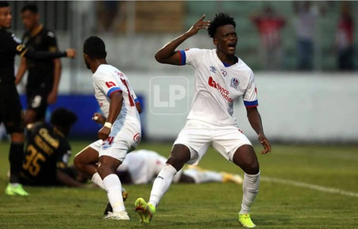 La rabia de Félix Crisanto tras la jugada entre Yustin Arboleda y Cristopher Meléndez.