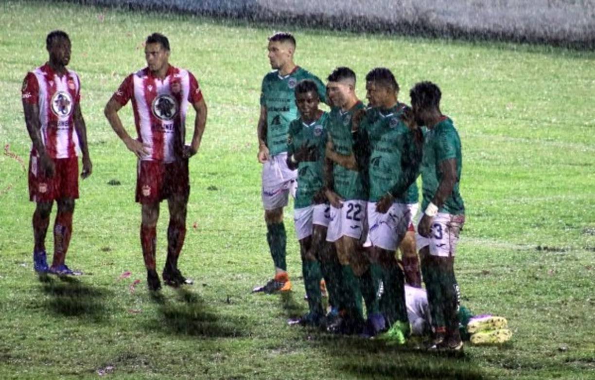 La manera en la que Marathón defendió en un tiro libre del Vida.