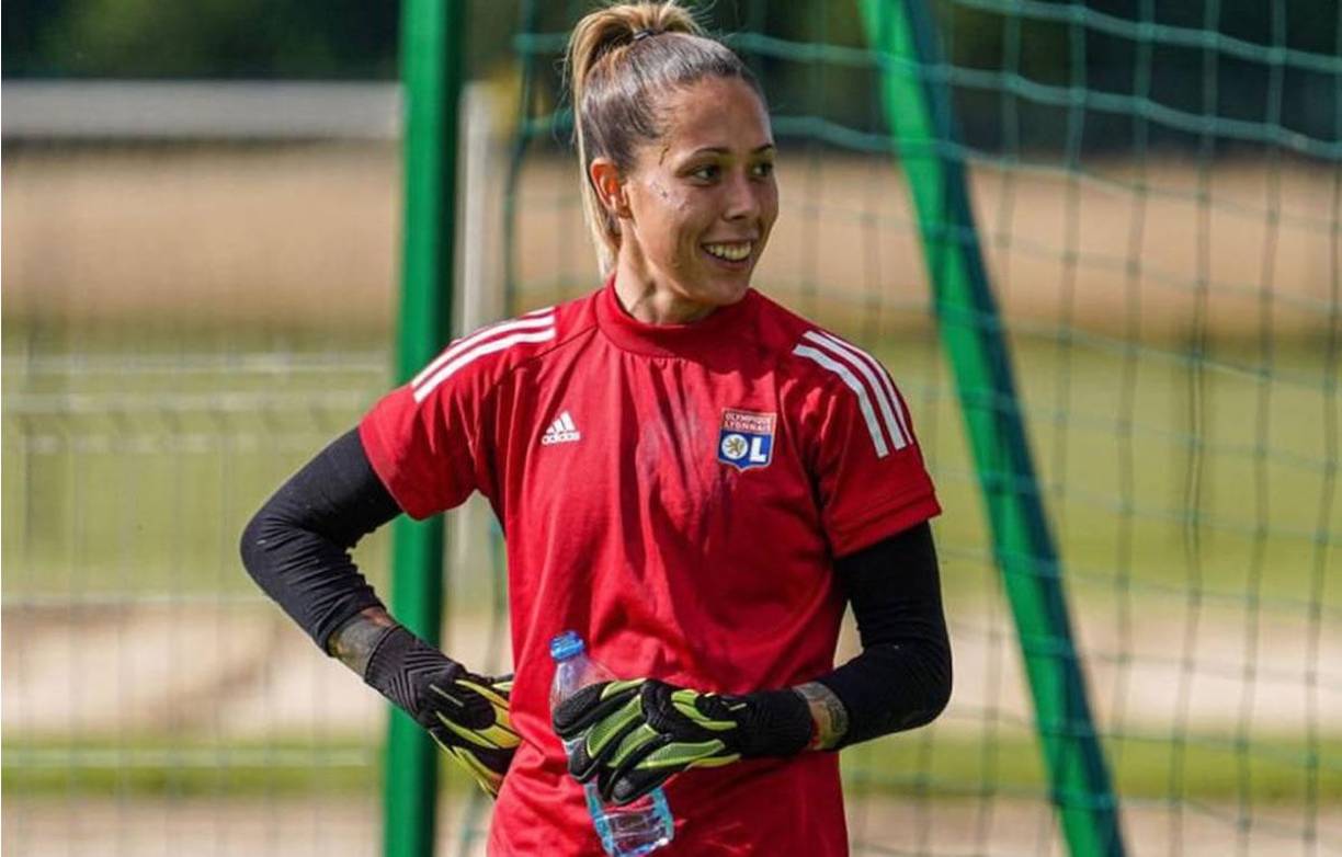 Lola Gallardo - Esta futbolista es todo un referente LGTBi. Juega como guardameta en el Olympique de Lyon de la Division 1 Féminine. Formada en la Sevilla FC, entre 2012 y 2020 jugó en el Atlético de Madrid, con el que ganó 3 ligas y una Copa de la Reina. Desde 2013 juega la selección absoluta de España. Con el Olympique de Lyon ha ganado una Champions.La portera mantiene una relación con Carmen Menayo (22), la defensa central de los “colchoneros”. La pareja suele colgar emotivas postales de su amor desde mediados de 2017, cuando decidieron enseñar su romance al mundo.