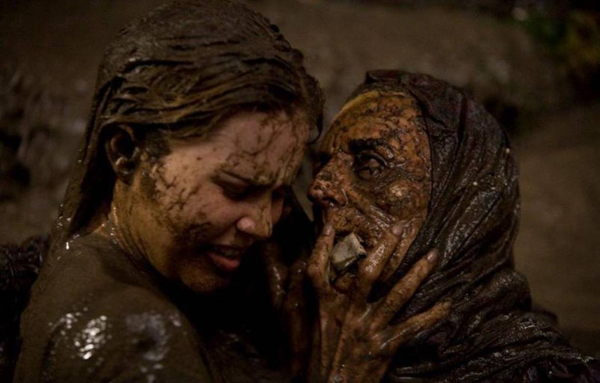 Arrástrame al infierno. En esta película sale una cabra que habla, así que muy en serio tampoco nos la podemos tomar. Pero es que Sam Raimi, que nos sigue provocando saltos en cada uno de sus bien medidos sustos, es un maestro a la hora de mezclar el humor físico del cartoon con el terror más viscoso y visceral.