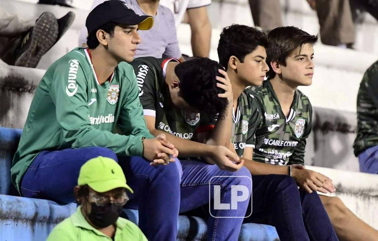 Los aficionados del Marathón estaban frustrados por el juego de su equipo.