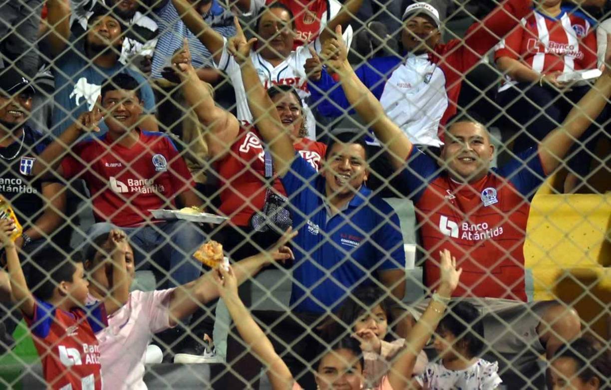 Los aficionados del Olimpia también alentaron a su equipo en el juego ante Olancho FC.