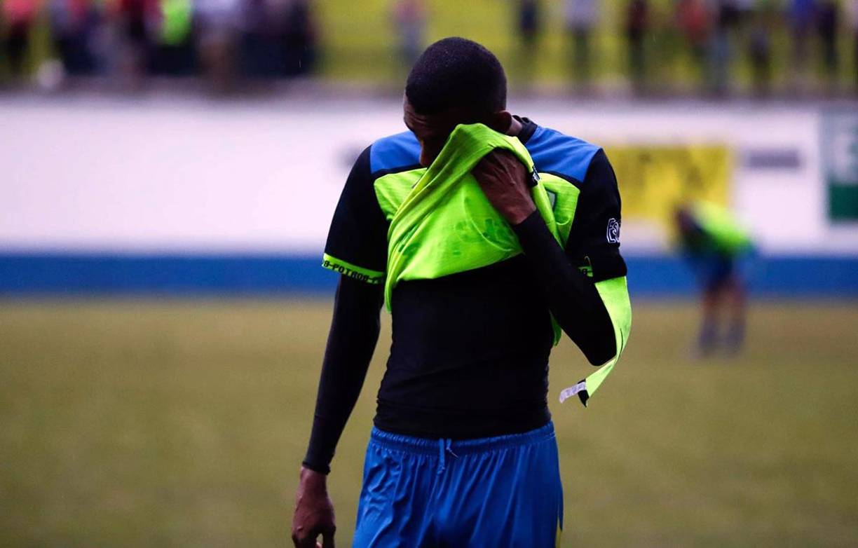 La tristeza de los jugadores del Olancho FC por la eliminación en repechaje ante Marathón.