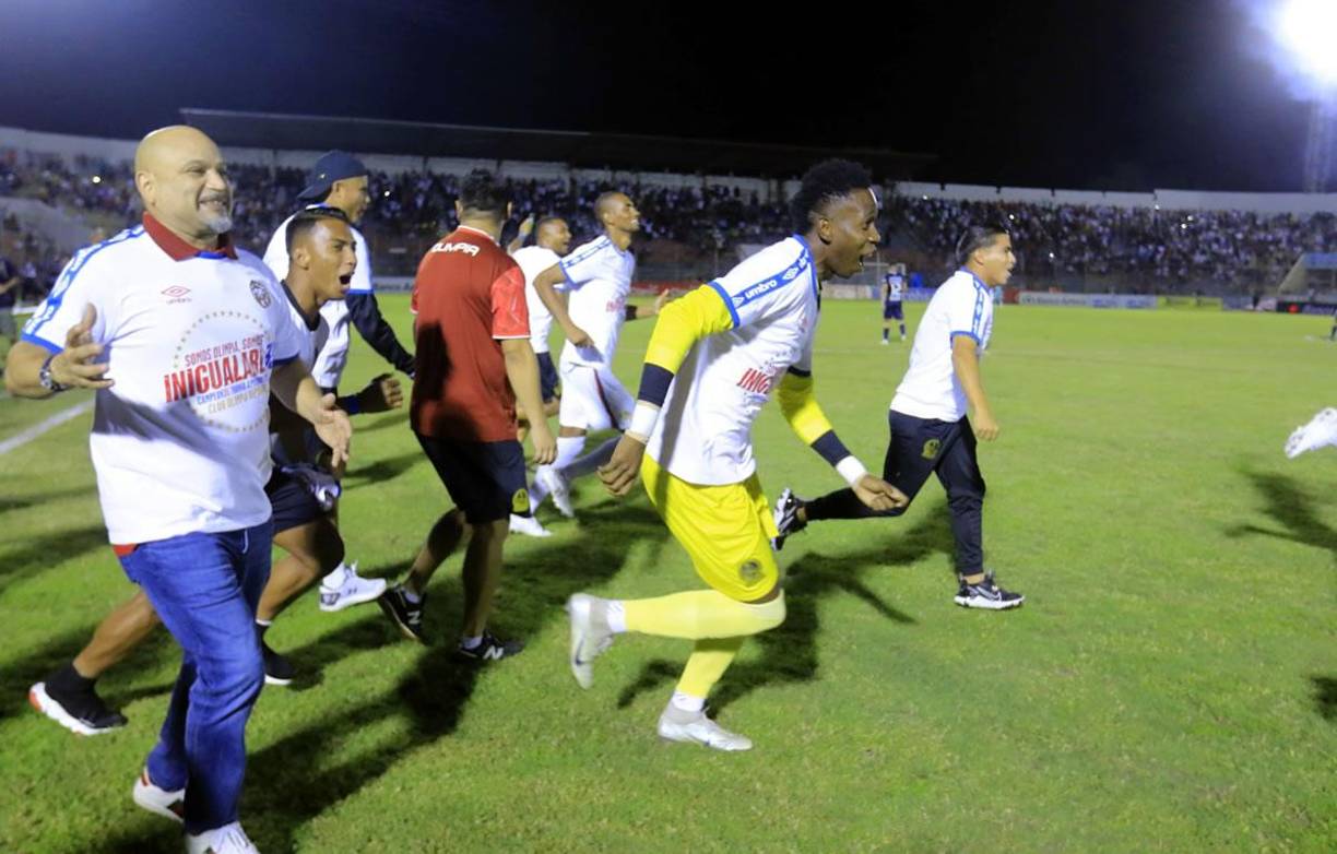 Los jugadores del Olimpia entraron al campo para celebrar tras el pitazo final del juego.