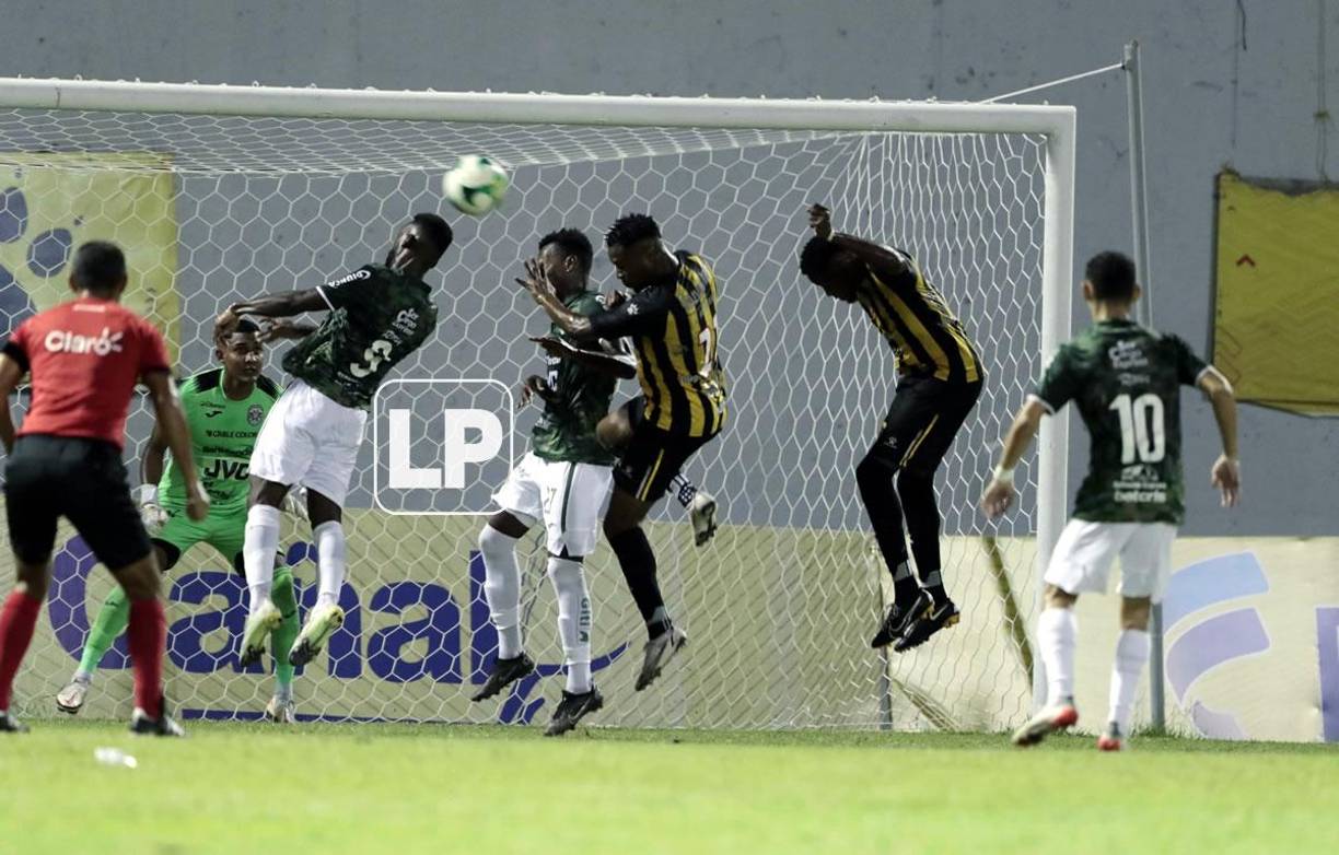 El tremendo salto de Kevin Álvarez para marcar de cabeza el 1-0 del Real España ante Marathón.