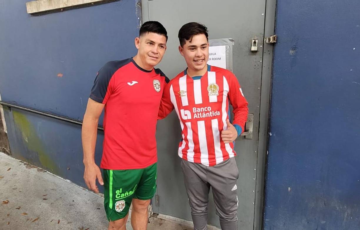 El ‘Chelito’ Martínez no dudó en posar con los aficionados olimpistas.