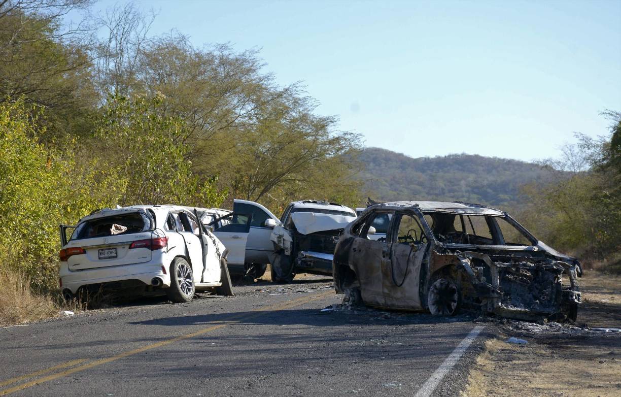 Tras la captura de Ovidio, hombres armados despojaron a civiles de sus vehículos por todas partes y les prendieron fuego, en venganza de que ahora sí se detuvo al hijo de Guzmán Loera en una de las formas más vulnerables: mientras dormía en el rancho donde nació y creció.