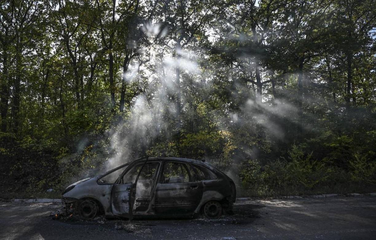 Según un comunicado de la oficina del fiscal de la región de Járkov “la fila de coches fue tiroteada por el ejército ruso cuando los civiles intentaban evacuar”.