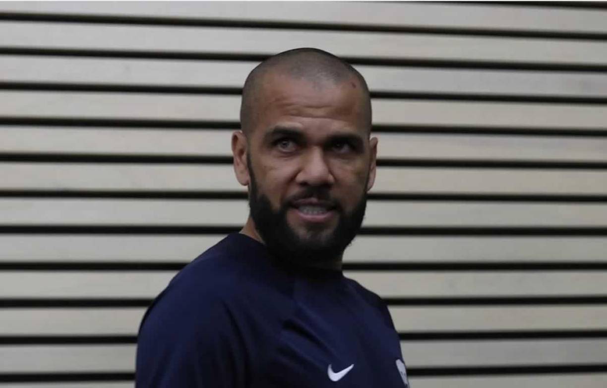 Siempre según La Vanguardia, Alves también habría insistido en que no violó a la joven, sino que se trató de una relación consentida, aunque cuando sus compañeros de módulo insisten en lo ocurrido la noche del 30 de diciembre en Barcelona, el brasileño decide guardar silencio y no contestar.